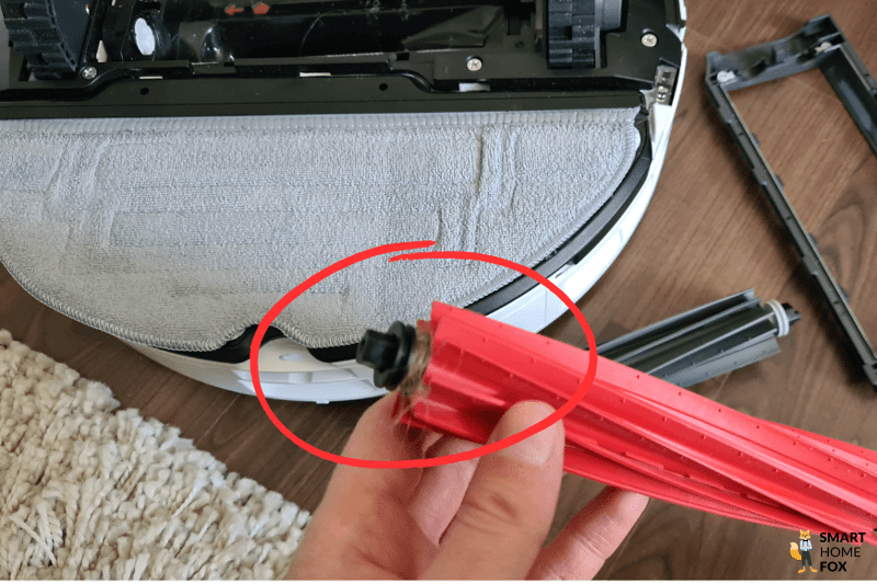 На резиновых щетках Roborock S8 Pro Ultra видны застрявшие волоски.